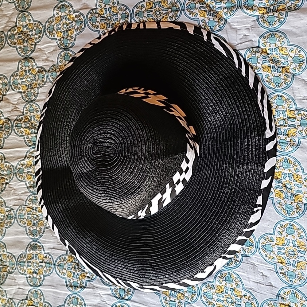 NWOT Black & White Large Full Coverage Floppy Woven Sun Hat